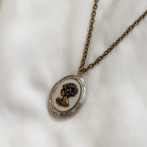 VTG Silver Brass Victorian Cameo Locket - Picture 7 of 8